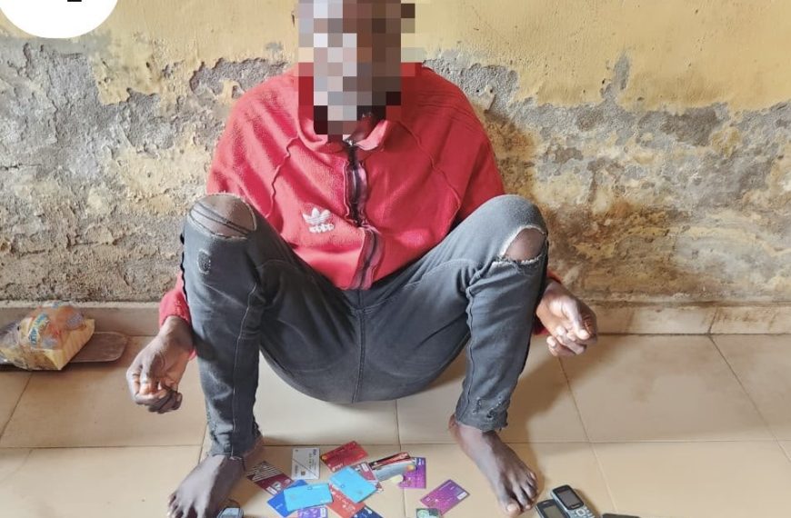 Police Arrest Man for Alleged Online Fraud: 25 Phones, Many ATM Cards Recovered